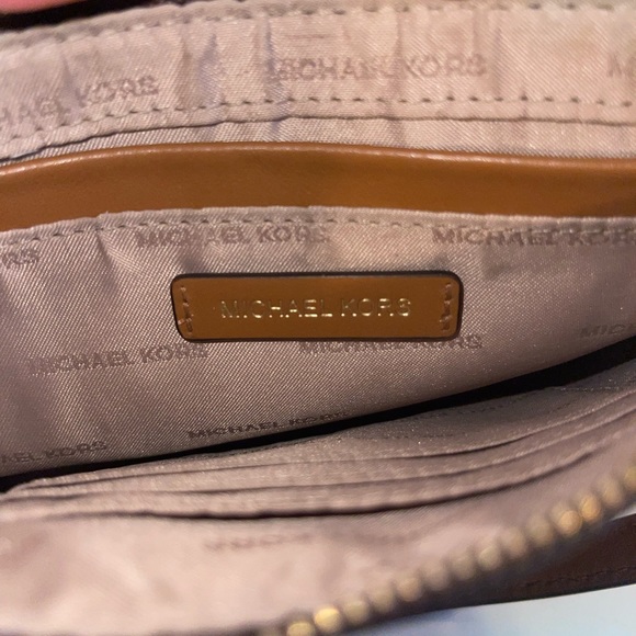 michael kors wristlet - Picture 4 of 5